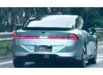 小鹏P7+增程版实车图流出：一体色后包围+经典小鸭尾 2026年上市 封面图