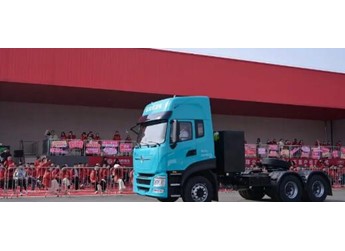 600度大电量，693匹大马力，专为资源类运输打造的东风天龙KL纯电牵引车实拍 封面图