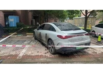 36万的奔驰EQE地库起火烧毁多车 车主:厂家只赔15万 封面图