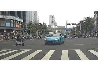 一辆小米SU7转弯时避让行人 因车速过快甩尾撞车 封面图