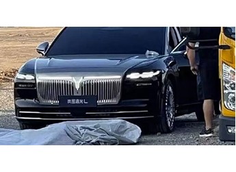向劳斯莱斯前脸看齐 岚图追光L实车曝光:真的挺“尊” 封面图